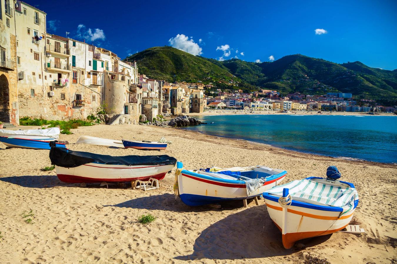 Stranden vid den gamla hamnen i Cefalù på Sicilien