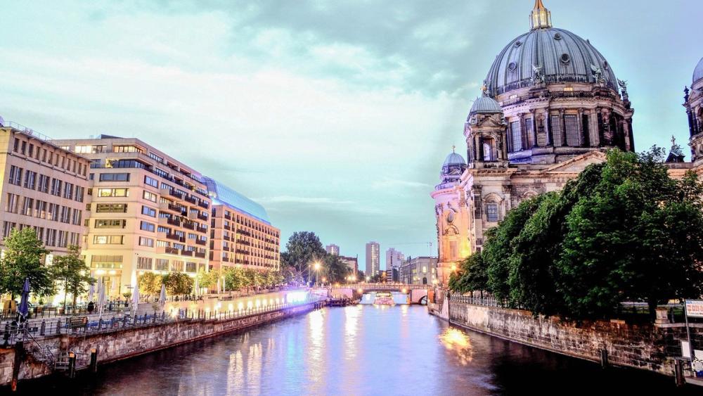 Utsikt over elven Spree og katedralen i Berlin som er et landemerke