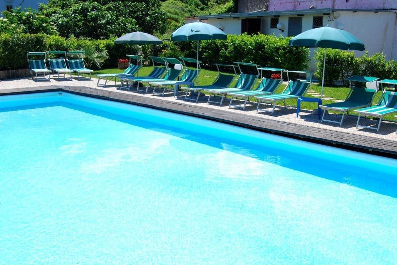 Nyd poolen på Europa Stabia Hotel i Castellammare di Stabia i Italien.
