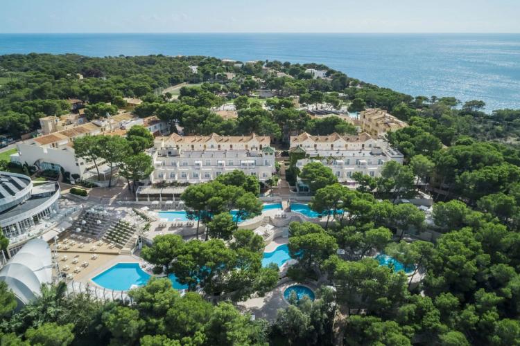 Iberostar Waves Club Cala Barca ligger omgiven av en pinjeskog vid havet på Mallorca