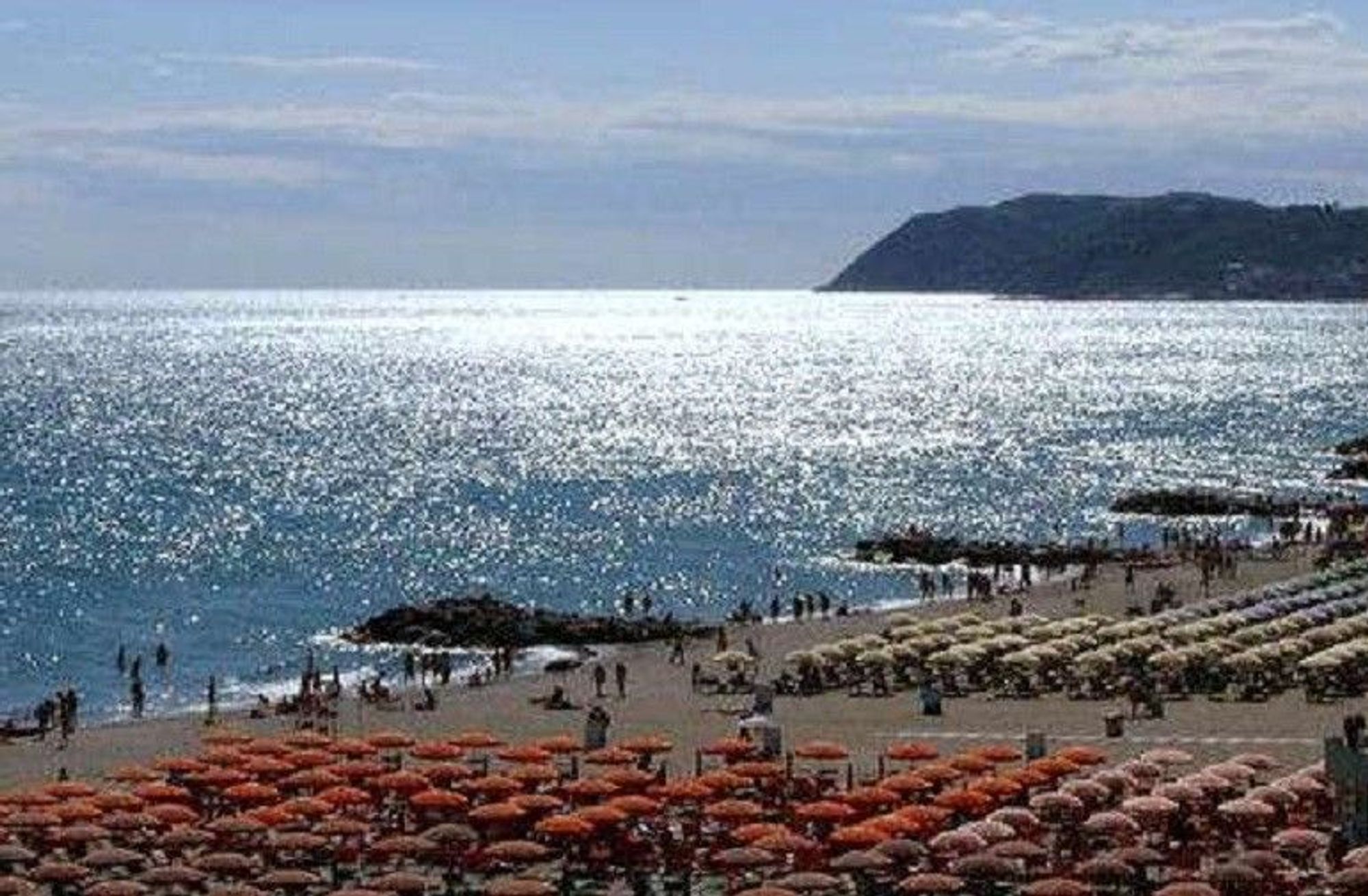 Utsikt over Adriaterhavet og stranden i Cervia i Italia