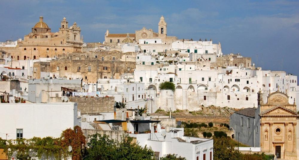 Utsikt til den vakre hvite byen Ostuni som ligger på en høyde i Puglia i Sør-Italia