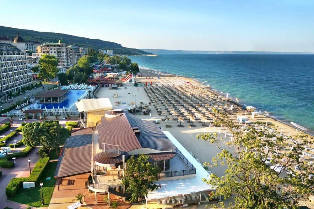 Utsikt over den lange sandstranden og havet i Sunny Beach i Bulgaria
