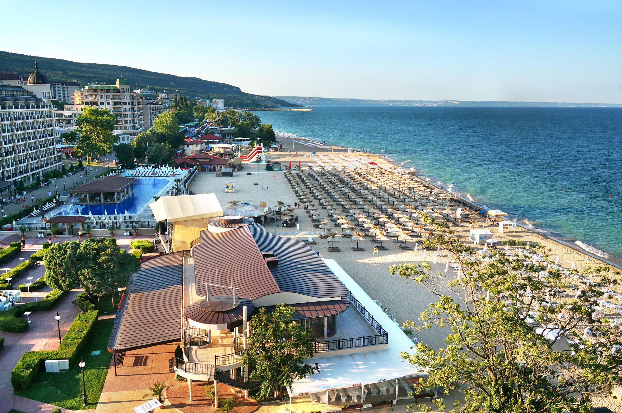 Utsikt over den lange sandstranden og havet i Sunny Beach i Bulgaria
