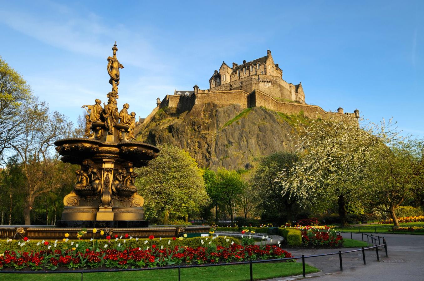Edinburgh Castle på toppen av en inaktiv vulkan er et imponerende syn 
