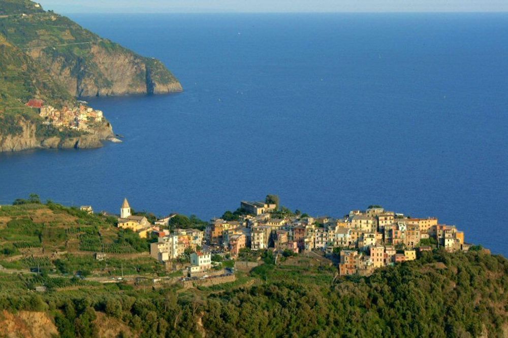 Utsikt over den idylliske byen Corniglia og havet i Cinque Terre i Italia