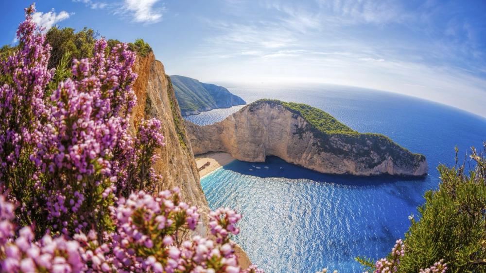 Nydelig utsikt fra fjellet med blomster, hav, strender og klipper på Zakynthos i Hellas