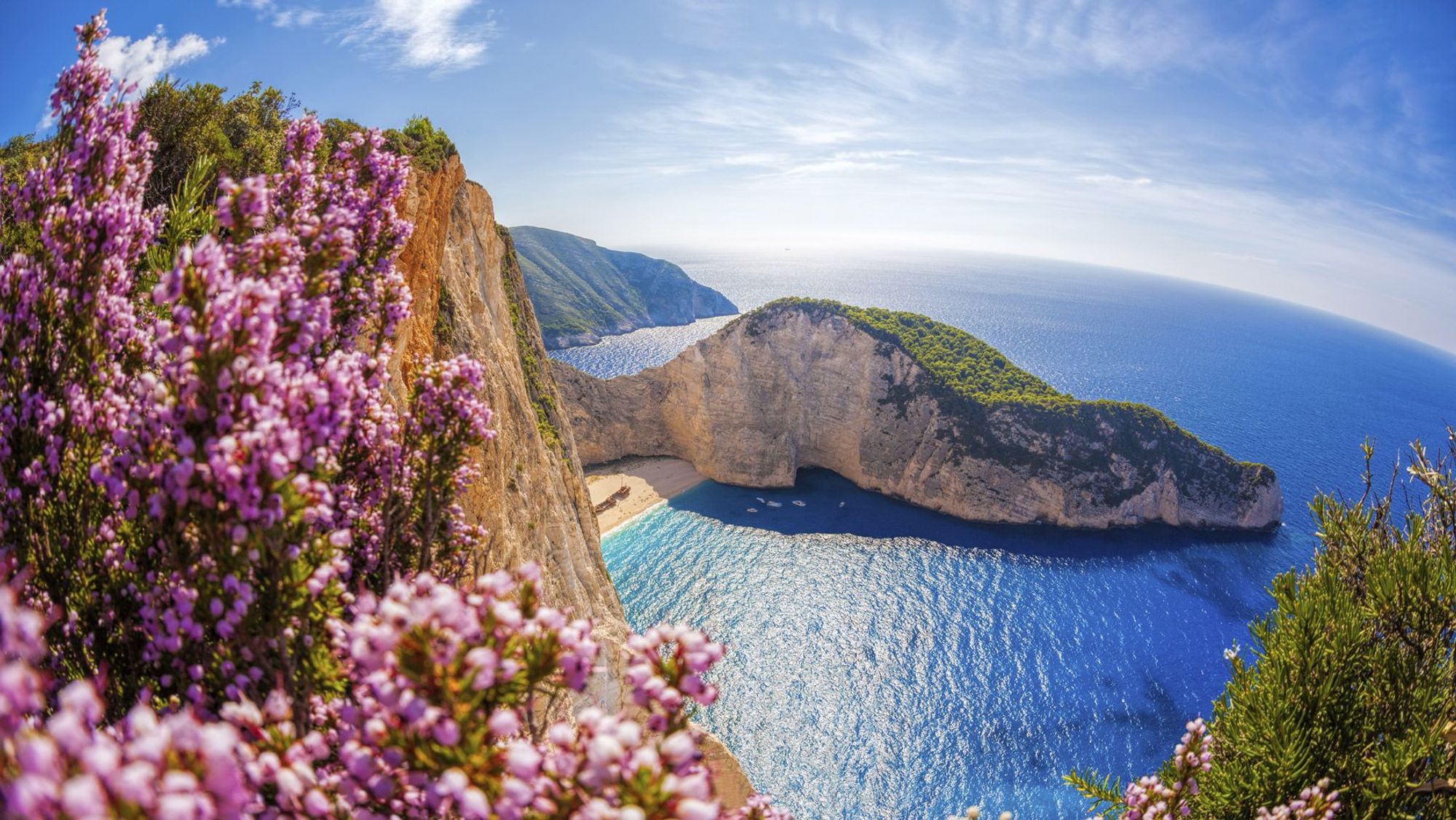 Vacker utsikt från berget med blommor, hav, stränder och klippor på Zakynthos i Grekland