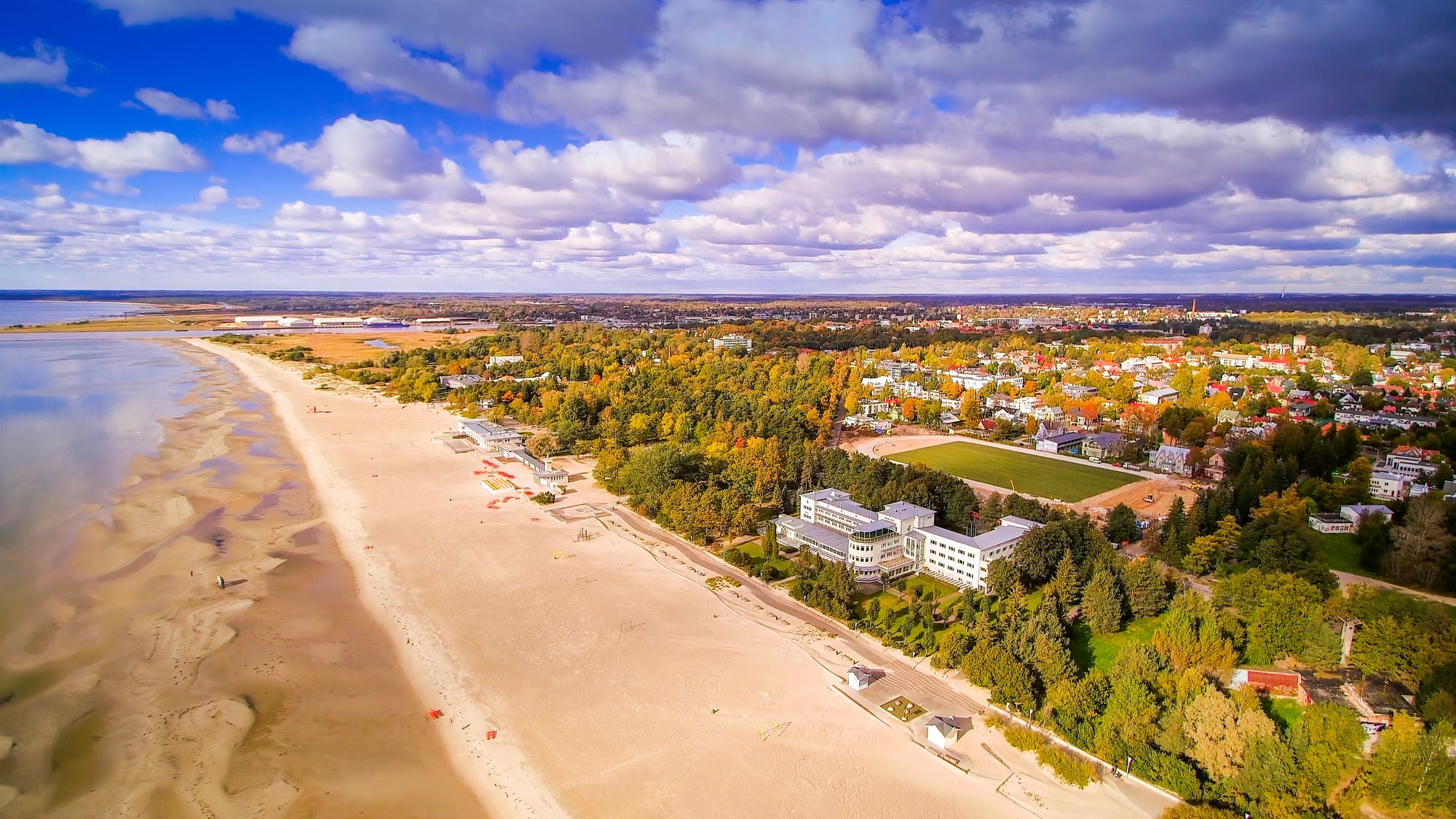 Utsikt över de långa stränderna i sommarhuvudstaden Pärnu i Estland
