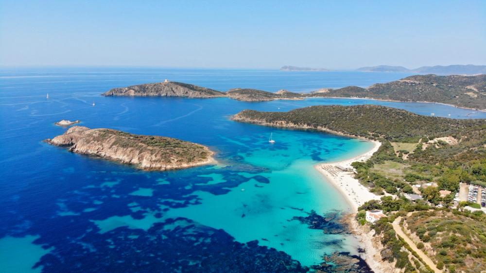 Udsigt over kysten og Tuerredda-stranden ved Santa Margherita di Pula på Sardinien.