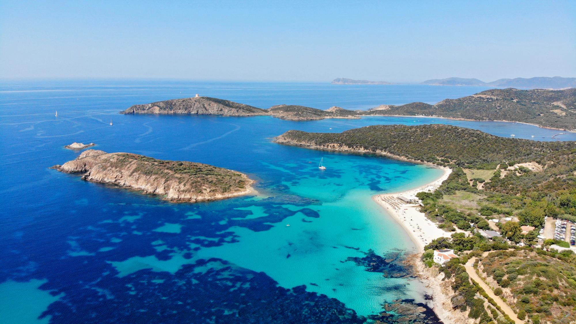 Udsigt over kysten og Tuerredda-stranden ved Santa Margherita di Pula på Sardinien.