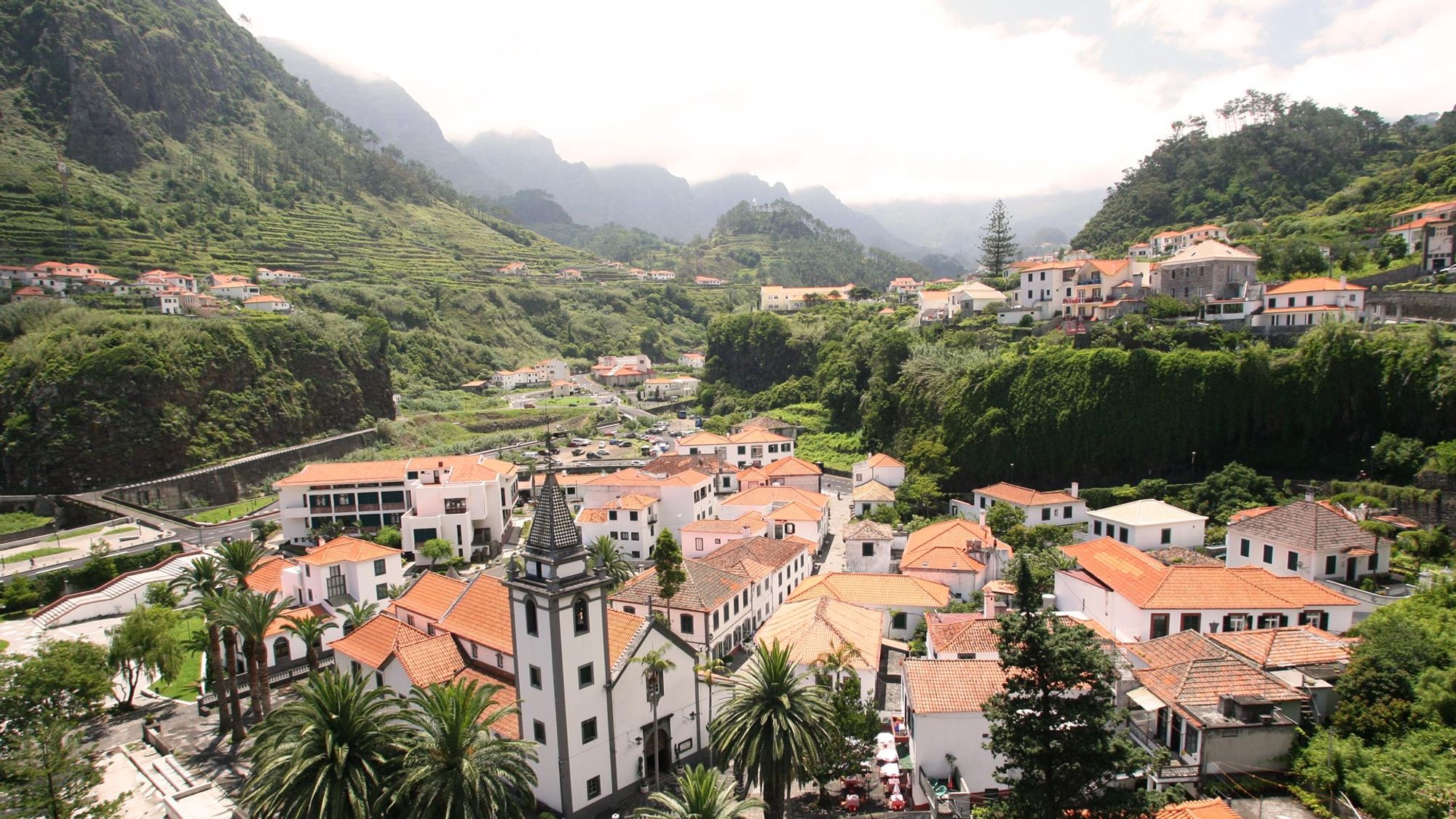 Udsigt over det grønne landskab og bjergene omkring byen Sao Vicente på Madeira