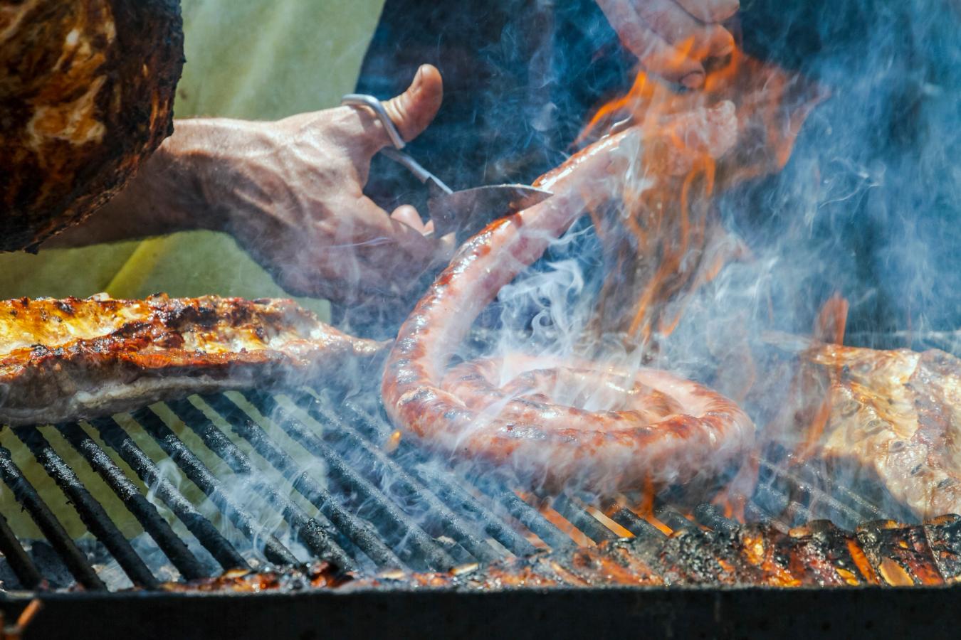 Här grillar man klassisk botifarra (korv) från Katalonien i Spanien
