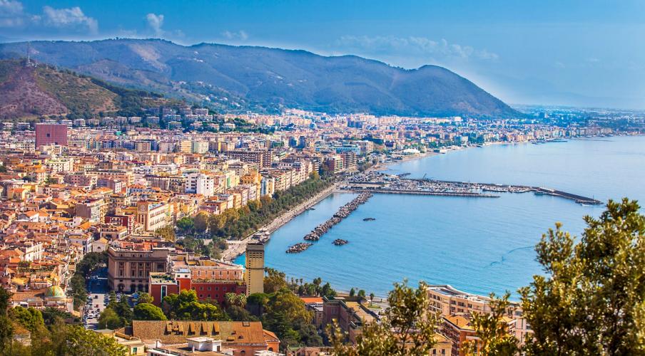 Panoramautsikt over havnen og havet i Salerno by på Amalfikysten