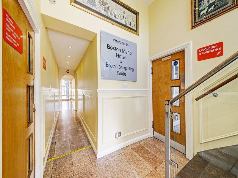 OYO Bostons Manor Hotel - Image 3