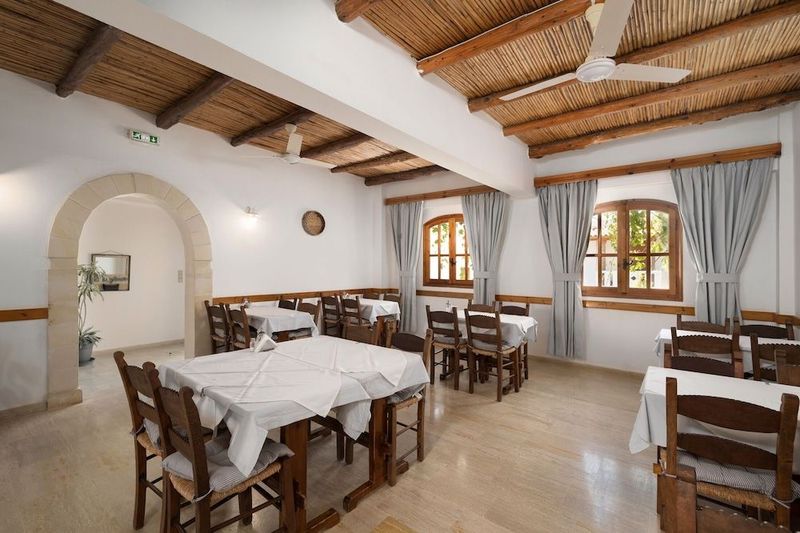 Adonis Hotel - Image 9