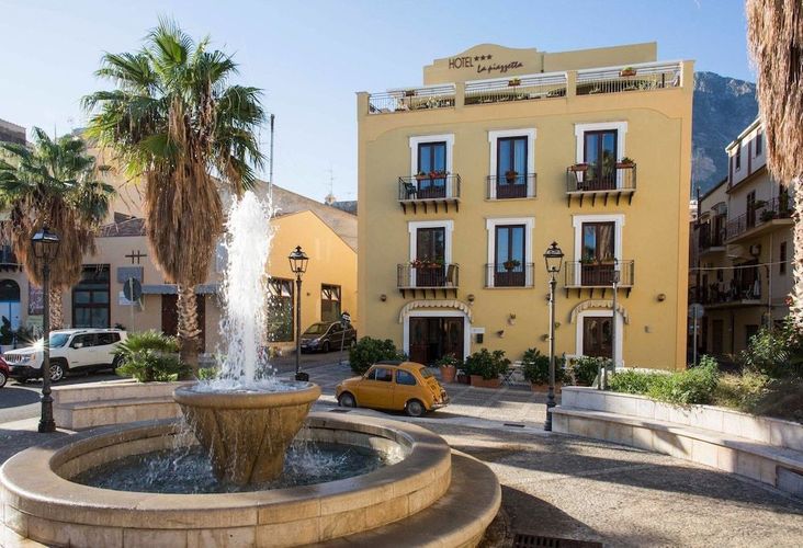 Nyt de sjarmerende omgivelsene til La Piazzetta Hotel i Castellammare del Golfo, Sicilia.