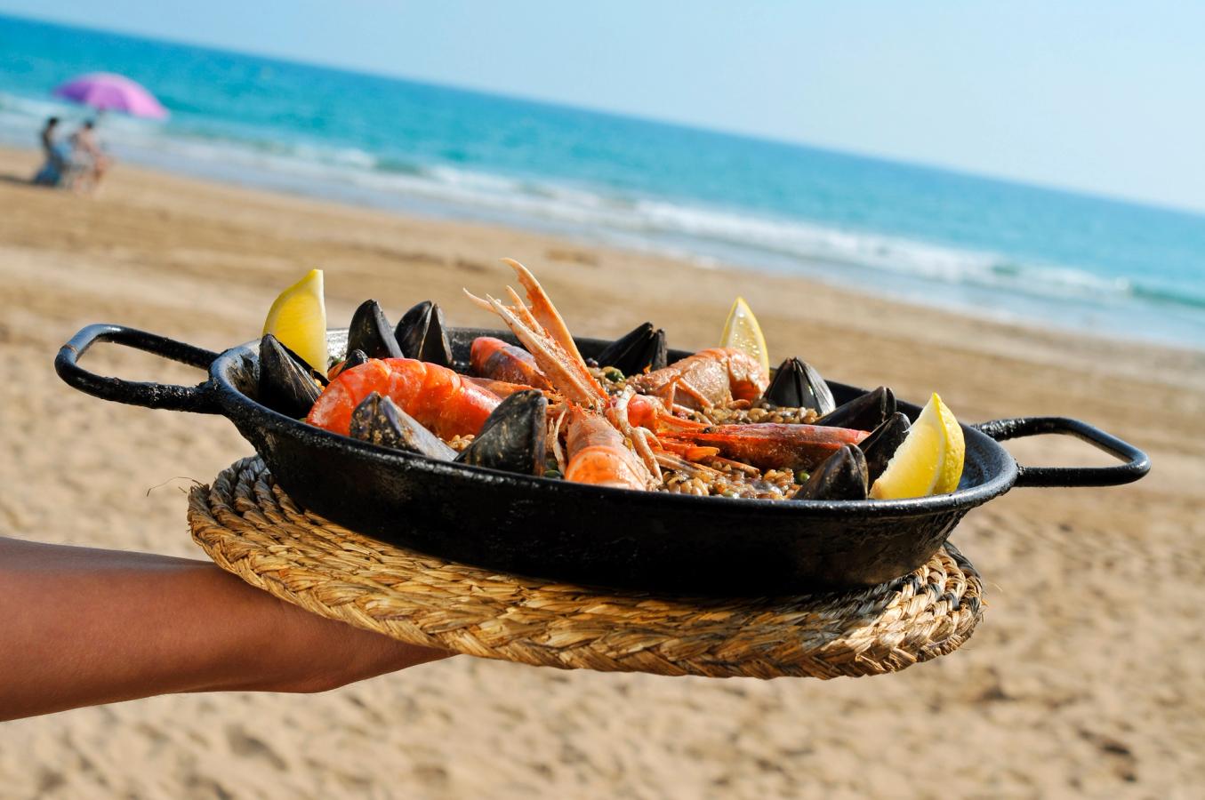 Nyt en deilig sjømat paella på ferien i Tossa de Mar