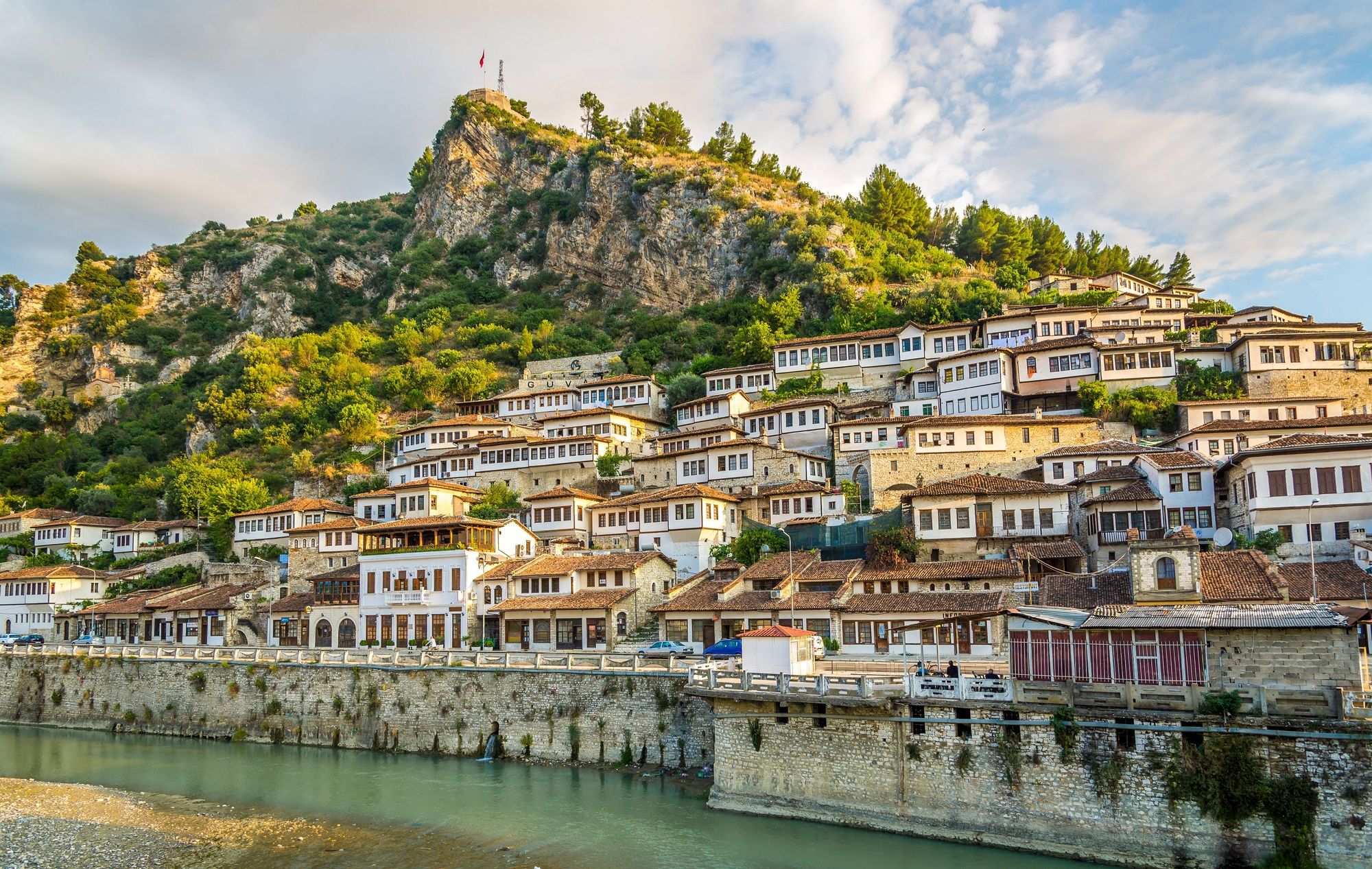 Gamle hus er bygd oppover åssiden i middelalderbyen Berat i Albania