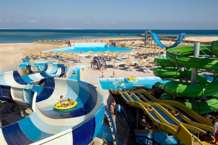 Titanic Beach Spa & Aqua Park ligger ved Rødehavet i Hurghada og har et stort badeland og fasiliteter for hele familien.