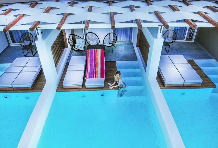 På Royal Hotel and Suites i Hellas kan du bestille rom med et semi-privat basseng - det er en ekte luksus