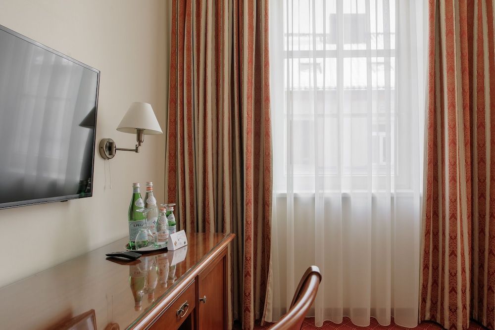 National Hotel - Image 6