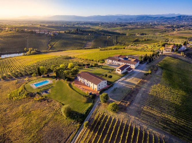 Njut av Toscana från Agriturismo Streda Wine & Country Holiday som ligger med vacker utsikt över kullarna. 