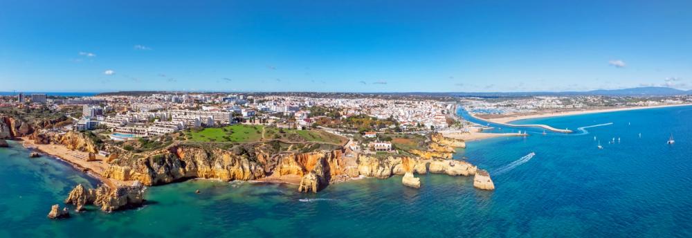 Panoramautsikt over klippekysten og strendene i Lagos på Algarve i Portugal