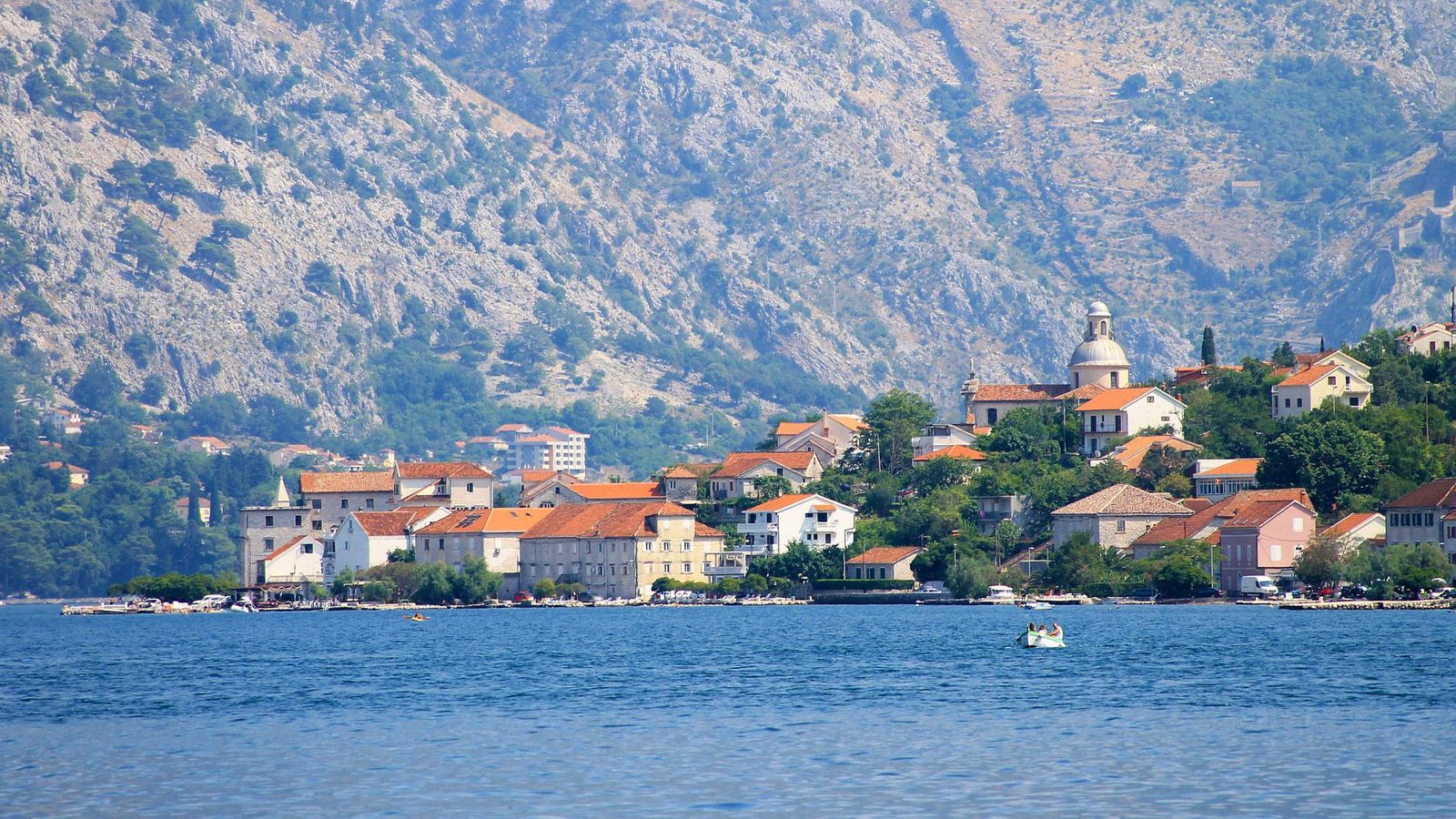 Tivat ligger idyllisk til ved Kotorbukta i Montenegro