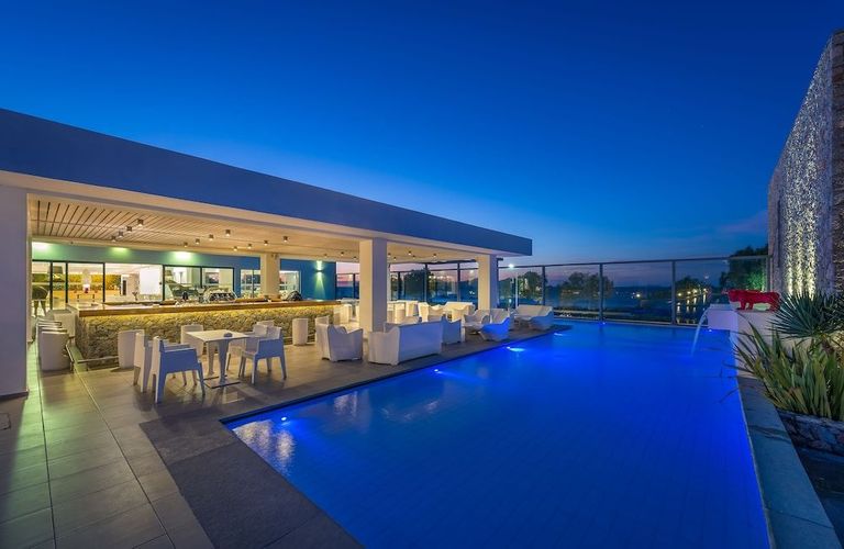 Njut av sköna bad i poolen på vuxenhotellet Diamond Deluxe Hotel & Spa på Kos