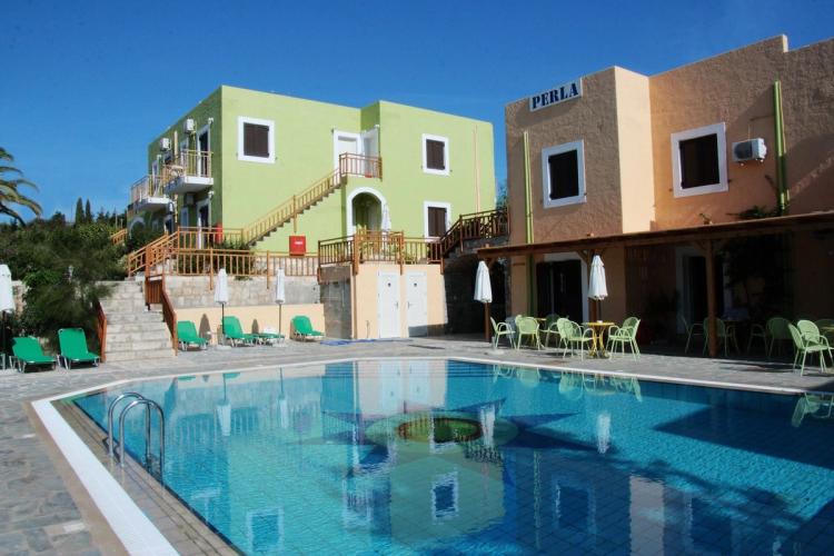 Perla Apartments tilbyr ferieleiligheter med tilgang til et felles basseng i Agia Pelagia på Kreta.