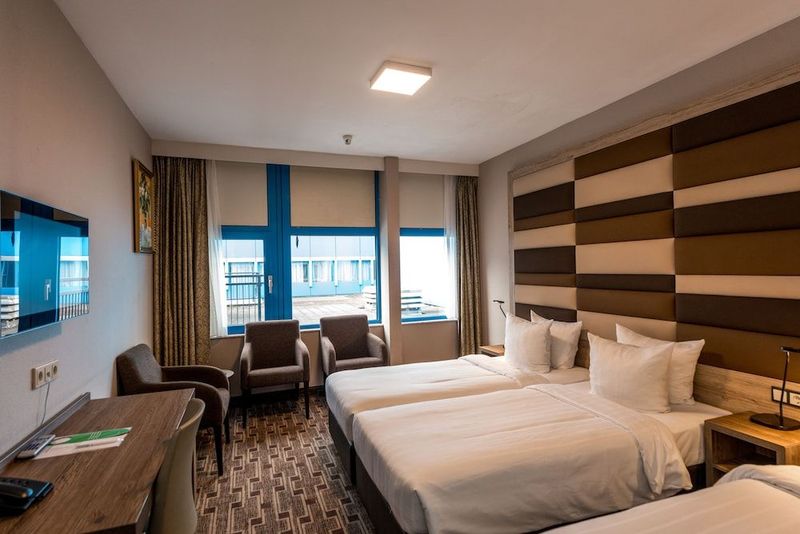 XO Hotels Blue Square - Image 8