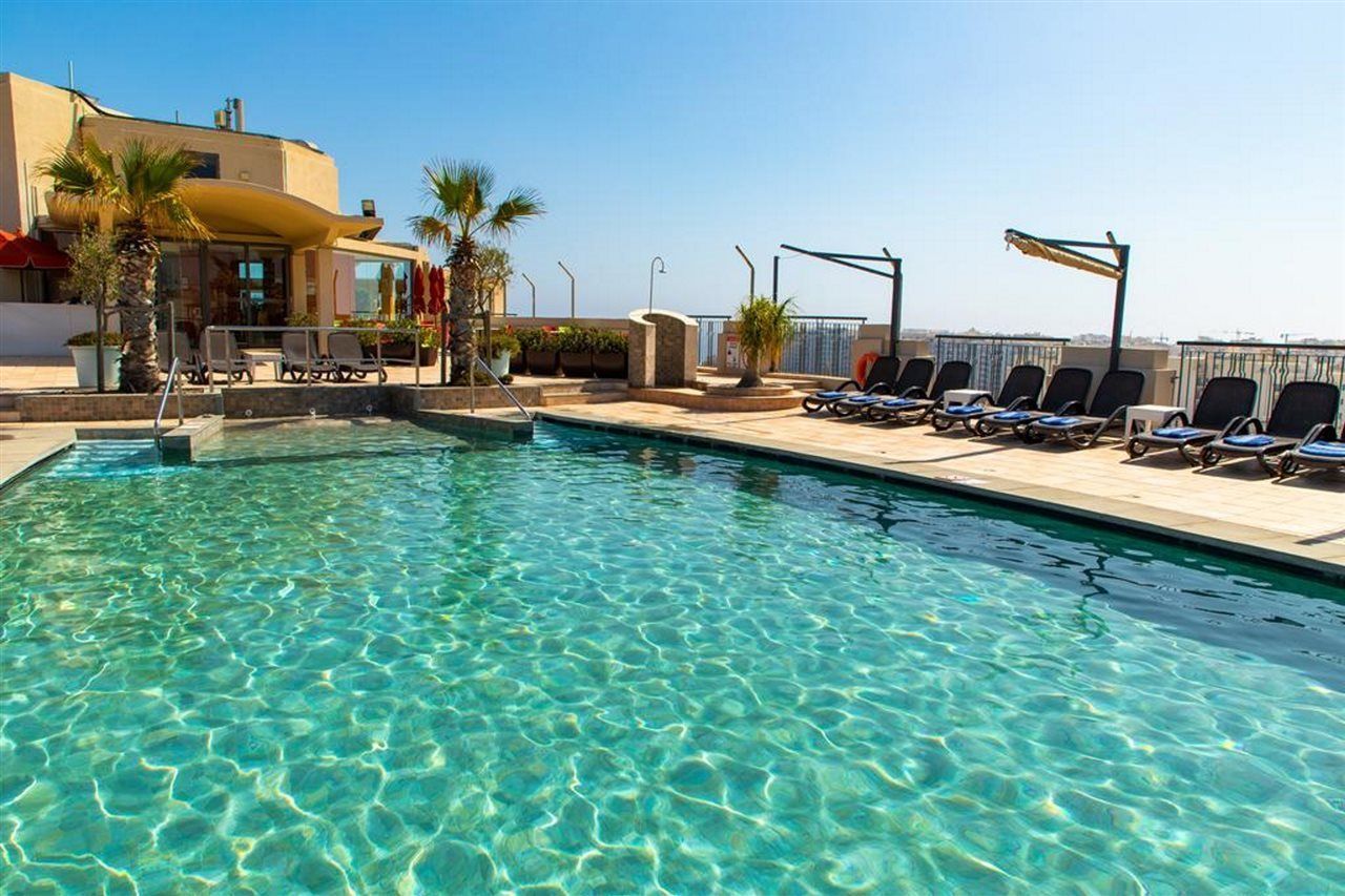 På Malta Marriott Hotel & Spa i St. Julians kan du slå dig ner på takterrassen och njuta av utsikten över havet medan du badar i poolen.