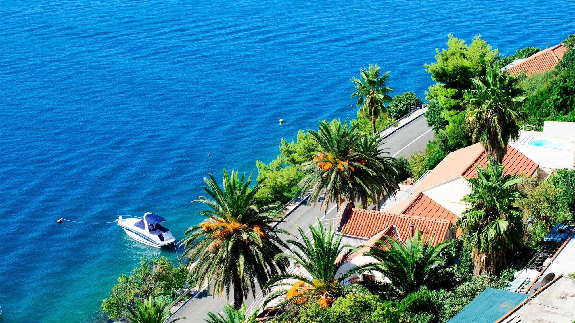 Utsikt over det krystallklare havet og frodig natur på Dalmatiakysten i Kroatia
