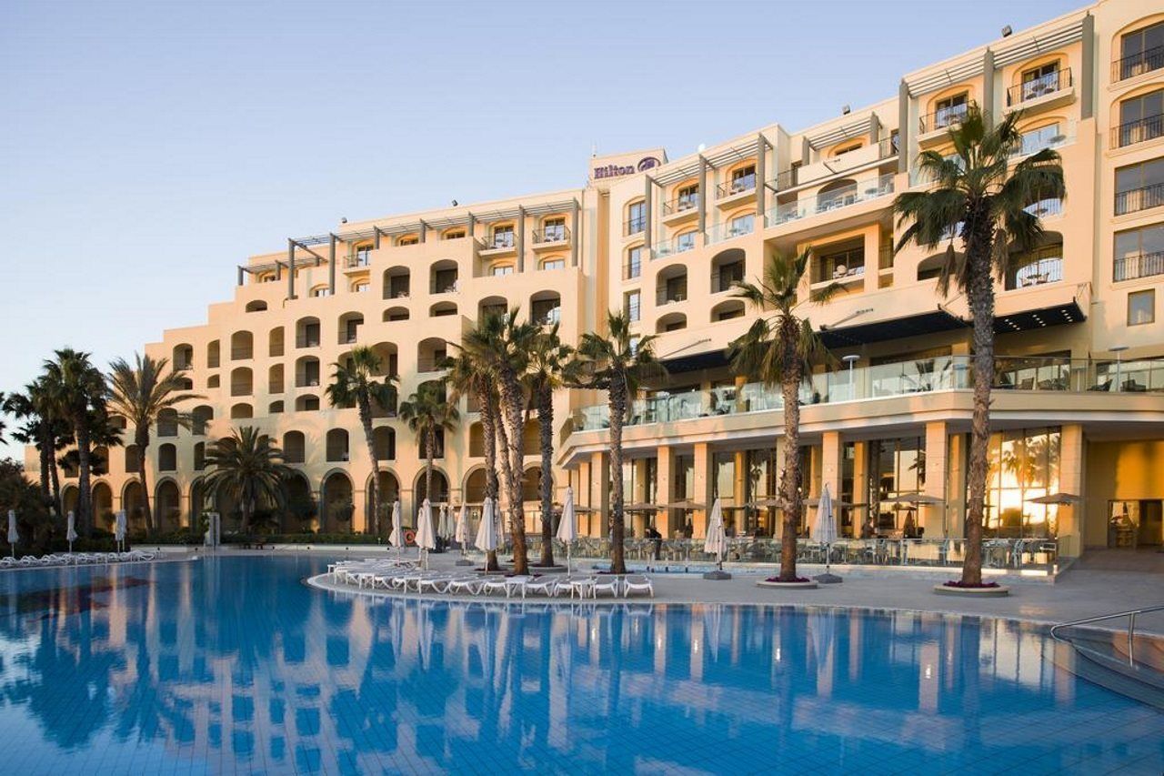 På Hilton Malta i St. Julians har du aldrig långt till poolen eller havet och här finns gott om plats att njuta av solen.