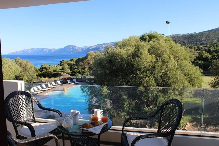 Slap af i smukke naturomgivelser på Relax Hotel I Ginepri i Cala Ganone, Sardinien.