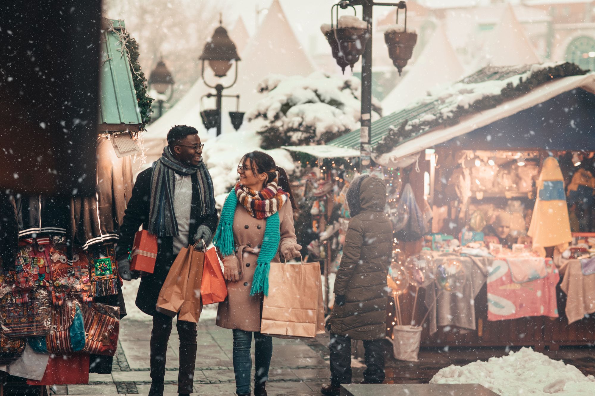 Ungt par er på juleshopping på et julemarked