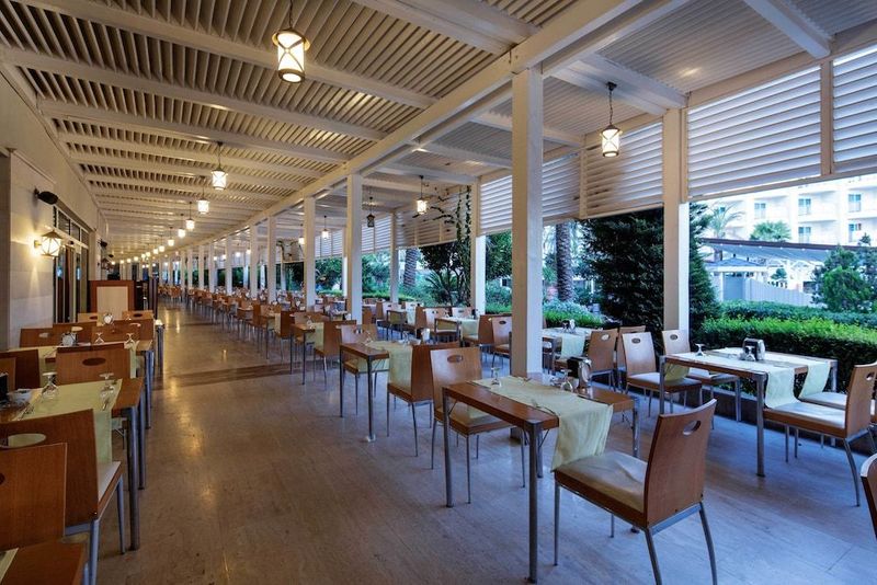 Crystal Admiral Resort Suites & Spa - Image 2