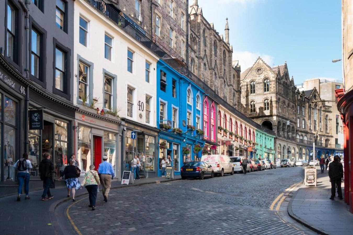 Fargerike hus i Victoria street i Edinburgh