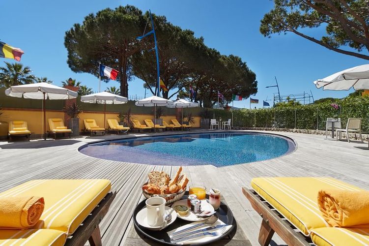 Hotel Ermitage de L’Oasis er et Hotel med basseng i Mandelieu-la-Napoule