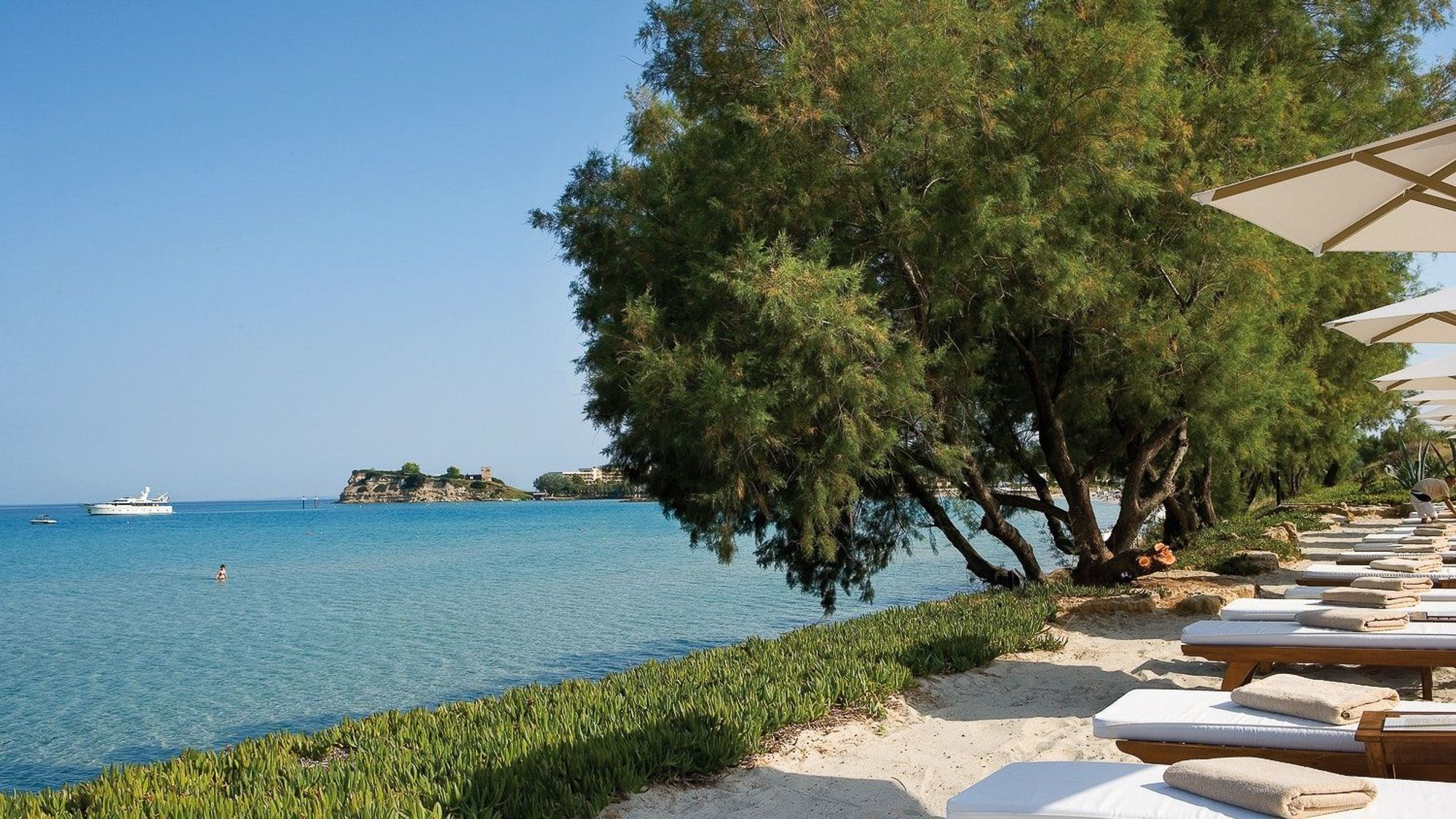 Vackra stränder och azurblått hav i Kriopigi, Halkidiki, Grekland