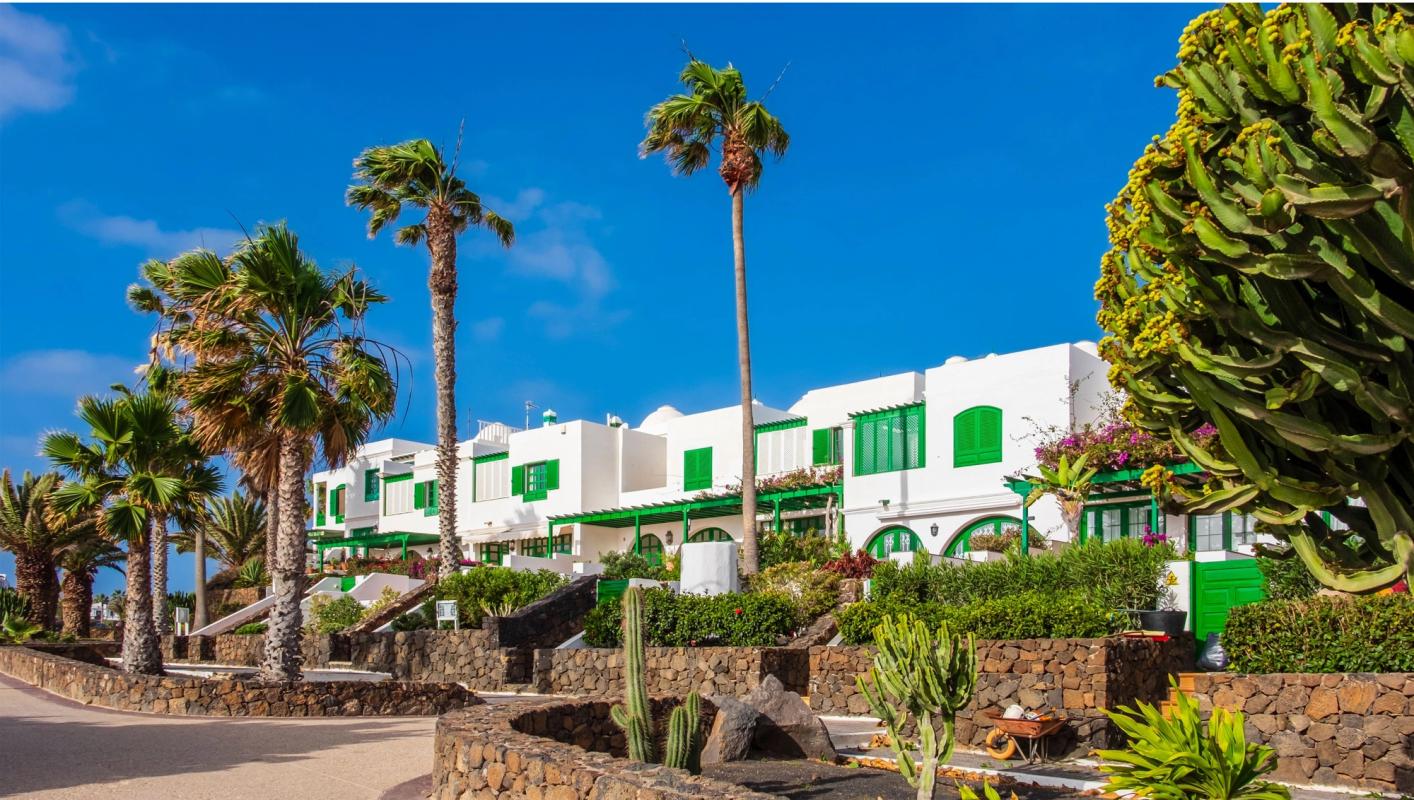 Lave bygninger i hvitt og grønt i Costa Teguise er vanlig byggestil på Lanzarote