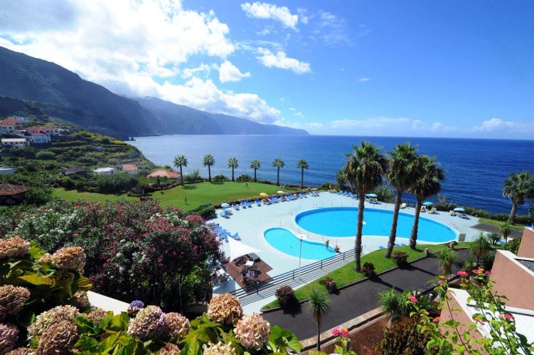 Poolen ved Monte Mar Palace ligger med en smuk udsigt over Atlanterhavet uden for Madeira.