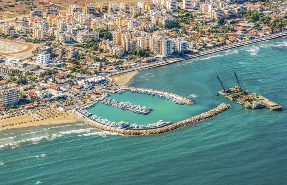 Panoramautsikt over stranden, havnen og byen Larnaca på Kypros