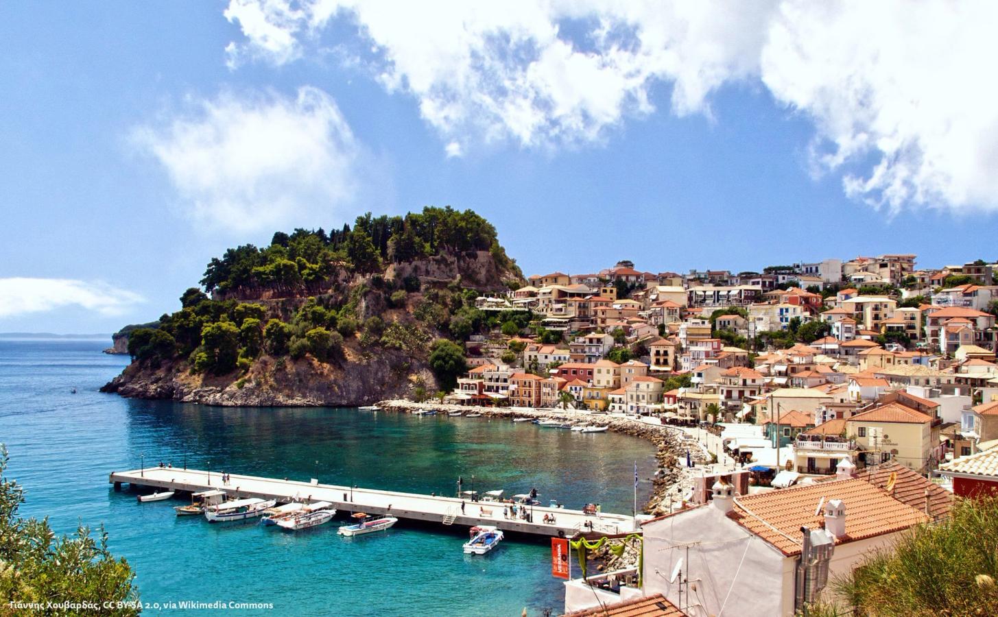 Idylliska Parga med stadsstranden, hamnen och de färgstarka husen