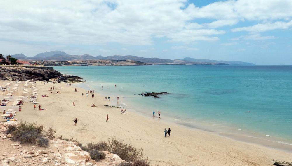 Smukke, lavvandede sandstrande på Fuerteventura på Kanarieøerne.