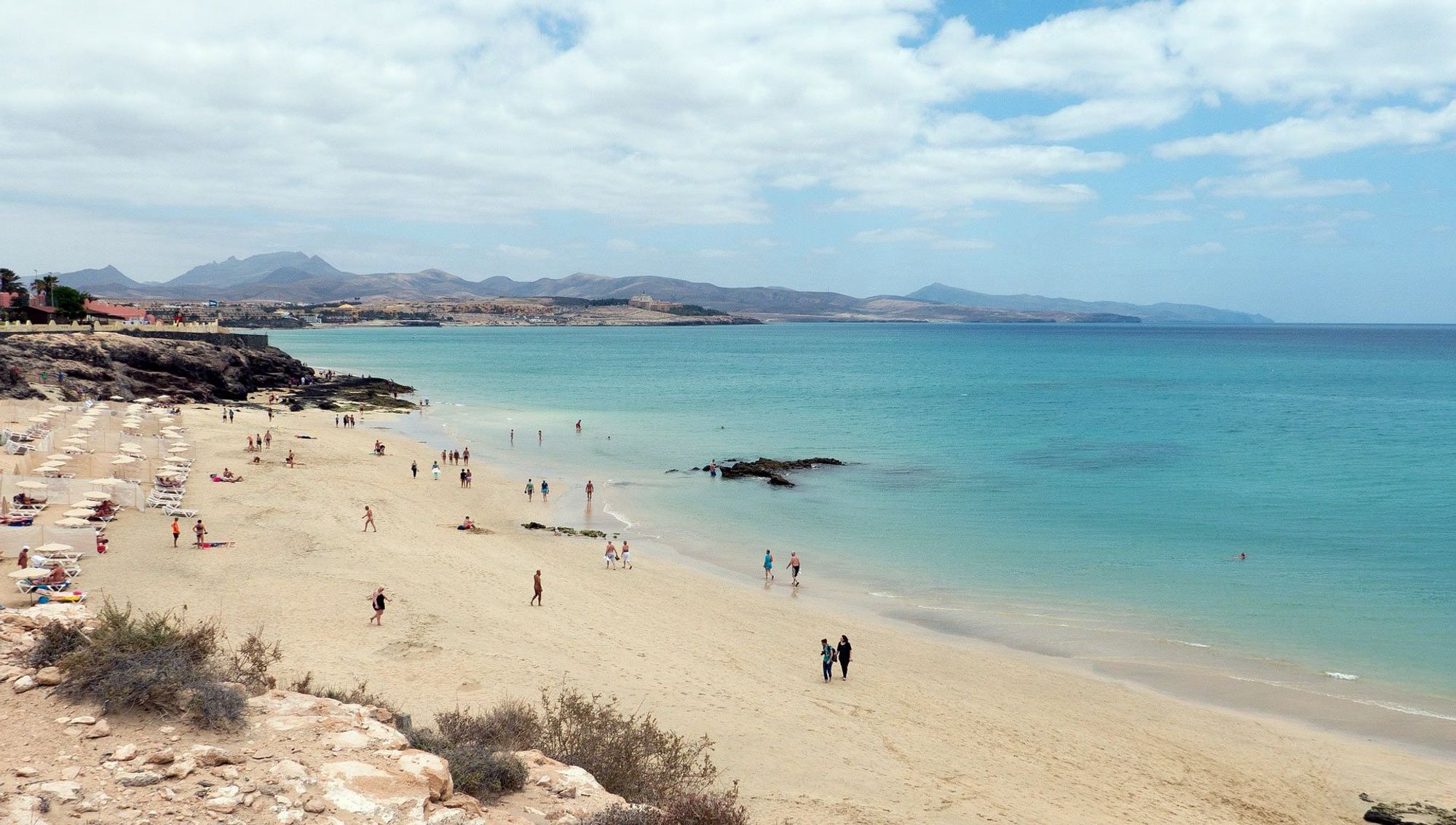 Vakre, langgrunne sandstrender på Fuerteventura på Kanariøyene