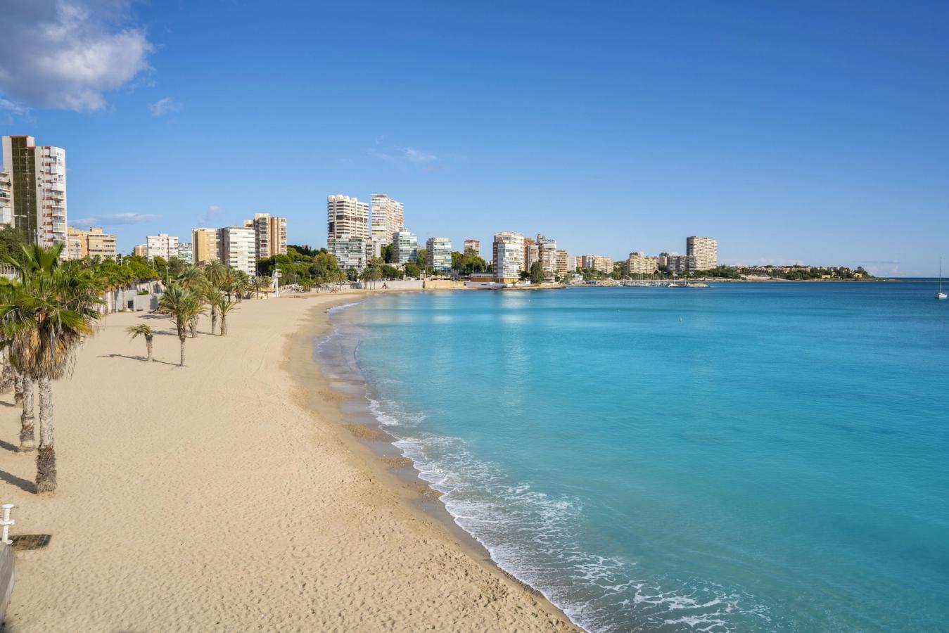 Lige uden for Alicante centrum finder man Playa Albufereta Beach. En finkornet og lavvandet sandstrand med palmer, roligt vand og samtidig tæt på bybebyggelse.