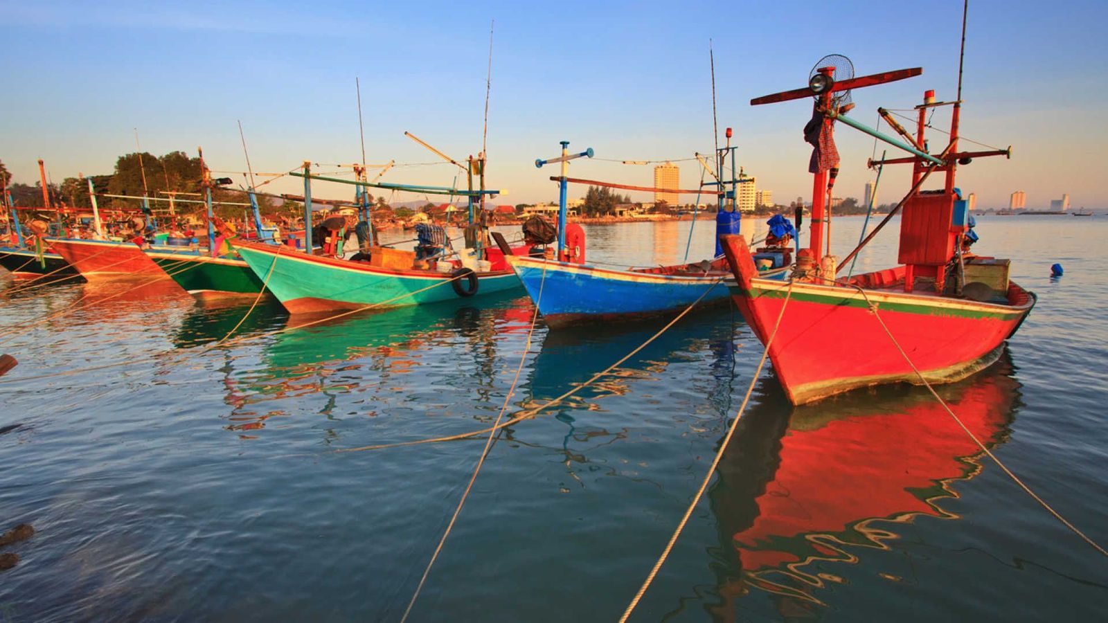 Tradisjonelle fargerike båter ligger i havnen i Hua Hin, Thailand
