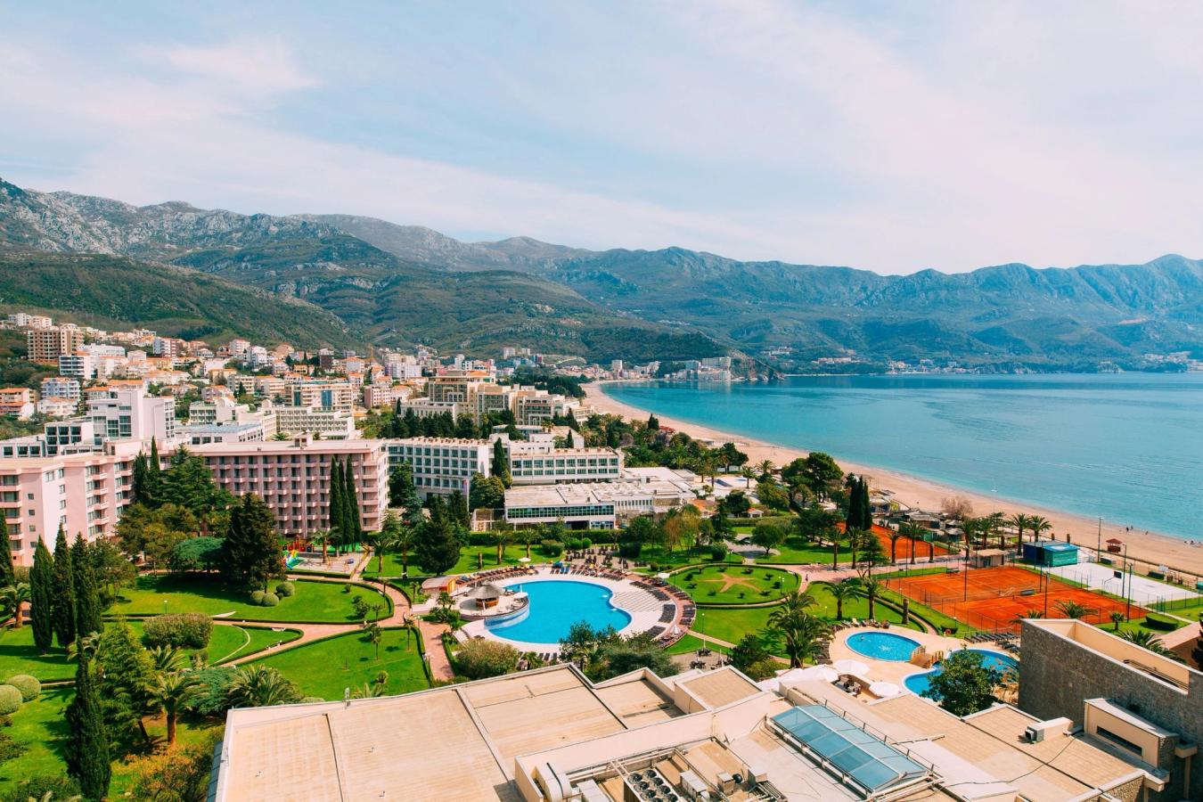 Utsikt over Becici med stranden og det azurblå havet i Montenegro
